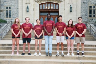 Group photo of the Peer Leaders on the steps of Burruss Hall
