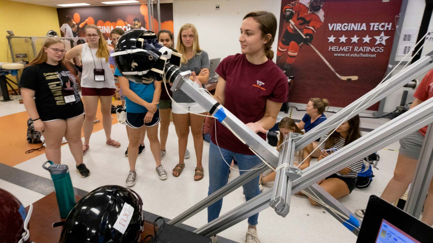 helmet-beam Students in the helmet lab
