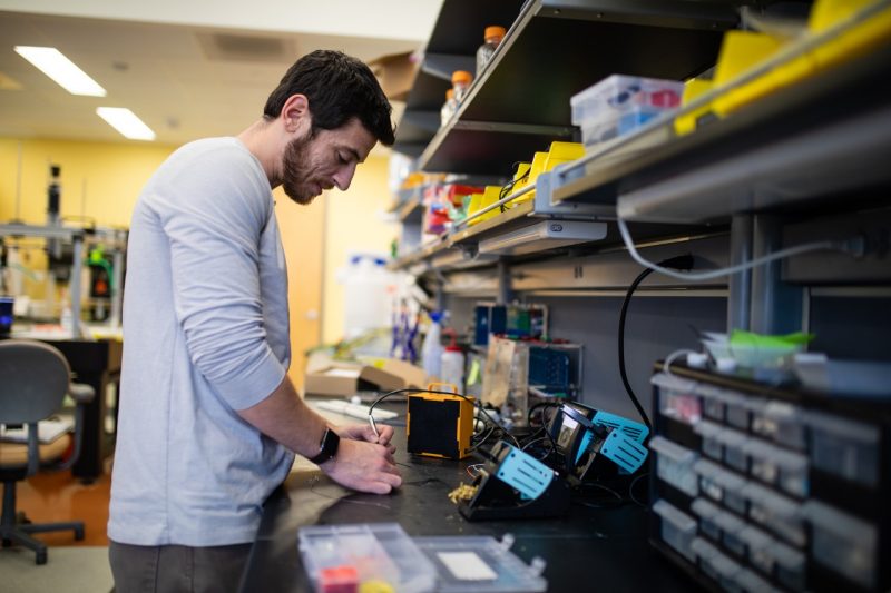A student working in Eli Vlaisavljevich's lab.