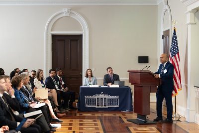 5月6日，Anuj Karpatne在白宫的一个活动中，在讲台后面向观众发表演讲，宣布NAIRR试点项目获奖者